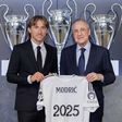 Oficial: Modric renova com o Real Madrid por mais uma época