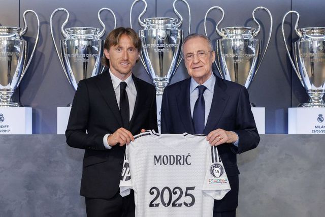 Oficial: Modric renova com o Real Madrid por mais uma época