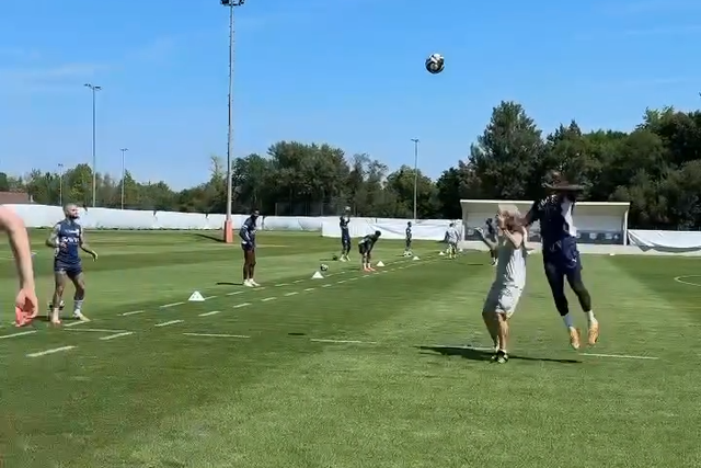 Jesus a matar saudades dos tempos de jogador, mas Koulibaly não deixa