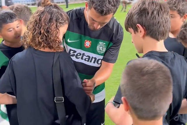 Pedro Gonçalves em momento deliciante com jovens adeptos