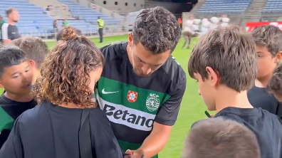 Pedro Gonçalves em momento deliciante com jovens adeptos