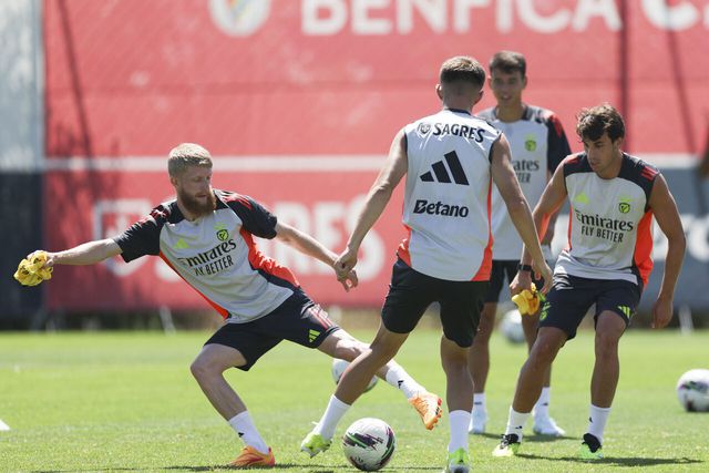 Benfica acelera para particular em França