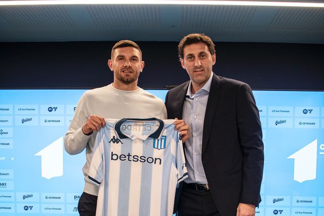 Diego Milito ao lado de Adrián Martínez