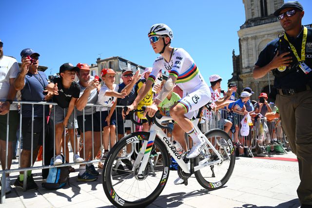 Pogacar otimista após queda no Tour: «As pernas são mais importantes que o braço»