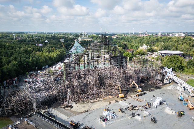 Imagem aérea do palco que foi destruído após o fogo desta quarta-feira no festival Tomorrowland Foto: IMAGO