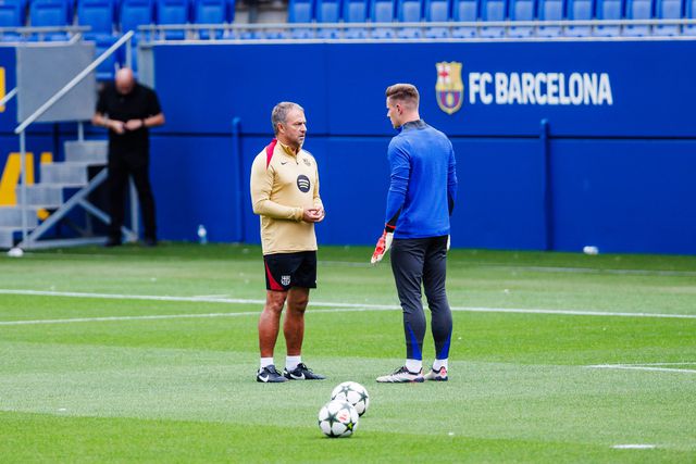 Flick à conversa com Ter Stegen durante treino do Barcelona