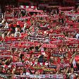 Adeptos do Benfica de cachecóis esrguidos nas bancadas do Estádio da Luz. FOTO MIGUEL NUNES