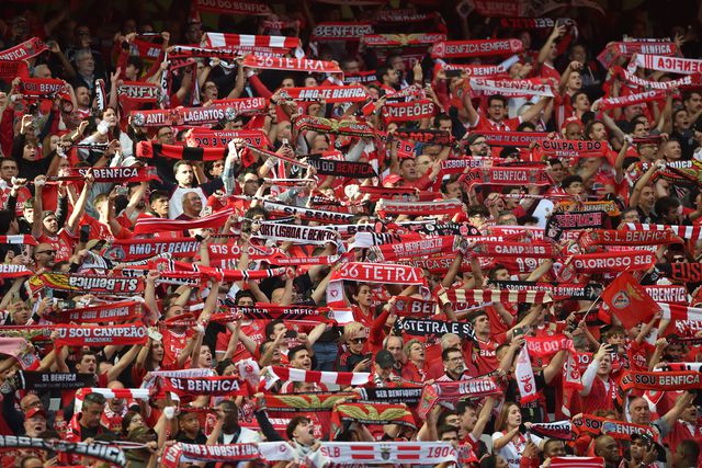 Adeptos do Benfica de cachecóis esrguidos nas bancadas do Estádio da Luz. FOTO MIGUEL NUNES