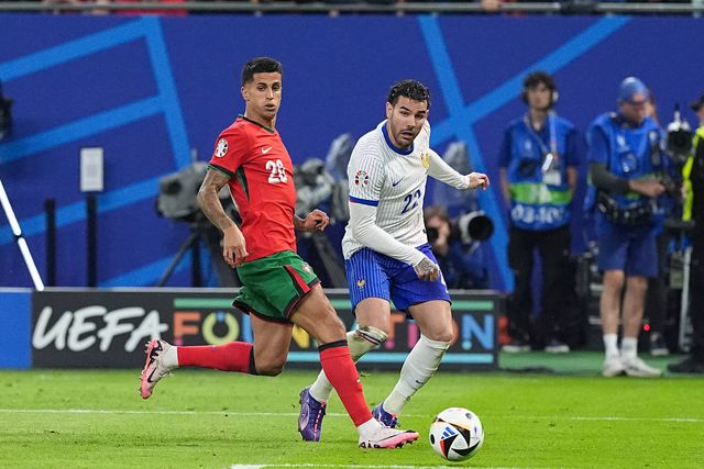João Cancelo a defrontar Theo Hernández num Portugal-França