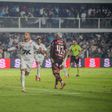Neymar cumpriu 90 minutos seguidos em campo pela primeira vez em cinco meses e deu a vitória ao Santos diante do Flamengo