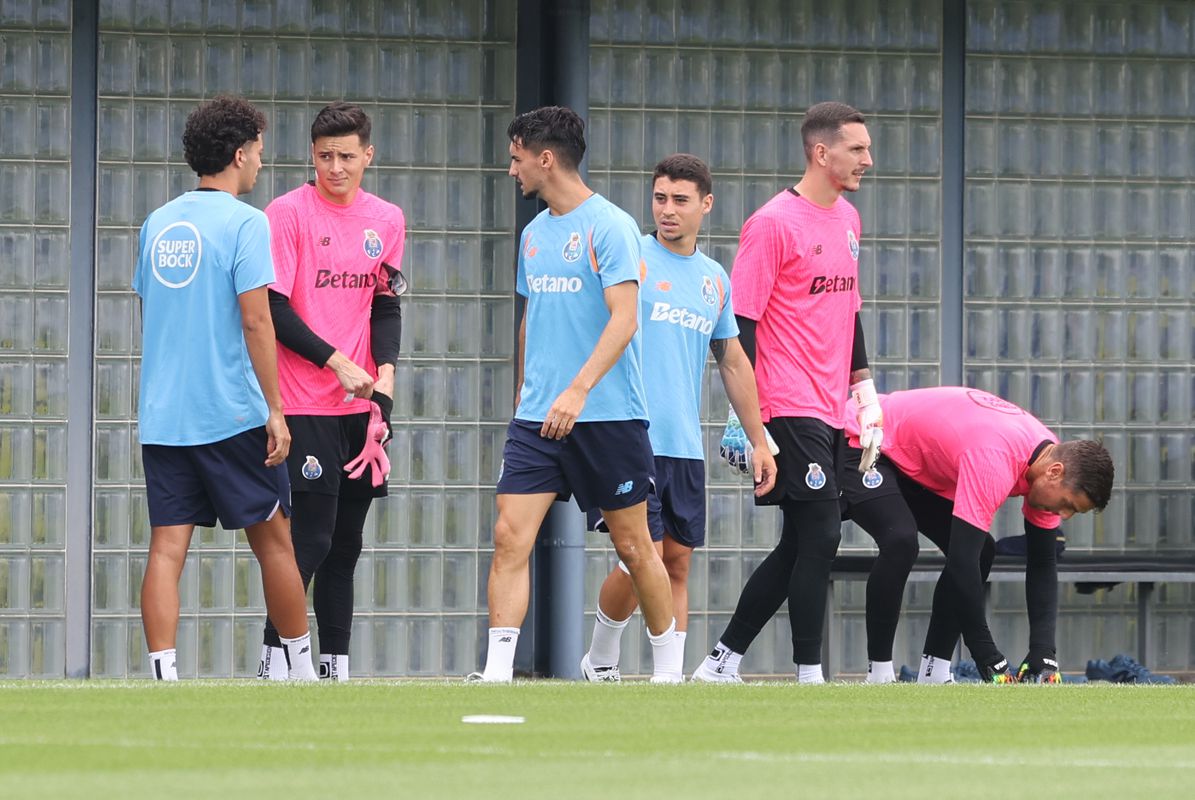 Meia-hora de atraso e uma baixa no treino do FC Porto (com fotos)