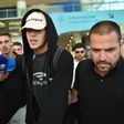 Enzo Barrenechea na chegada à Lisboa, recebido pelo diretor desportivo do Benfica, Rui Pedro Braz (foto: Miguel Nunes)