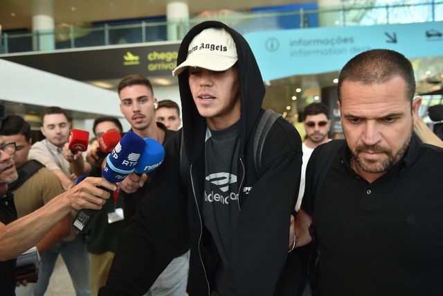 Enzo Barrenechea na chegada à Lisboa, recebido pelo diretor desportivo do Benfica, Rui Pedro Braz (foto: Miguel Nunes)