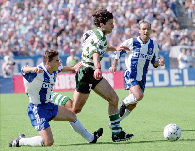 Luís Figo envergou a camisola 7 em 1992-93 e 1994-95 (A BOLA)