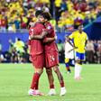 Samu Costa abraçado a Ronaldo em Miami, após o jogo com a Colômbia