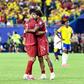 Samu Costa abraçado a Ronaldo em Miami, após o jogo com a Colômbia