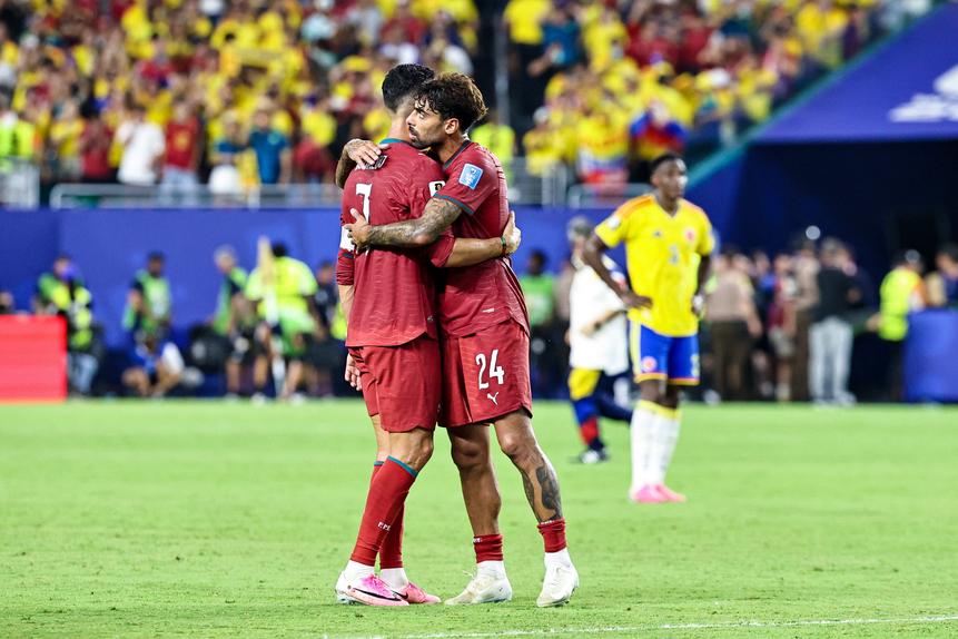 Samu Costa abraçado a Ronaldo em Miami, após o jogo com a Colômbia