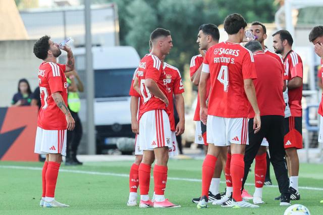 Pausa para hidratação no Benfica-Villarreal. Foto SL Benfica