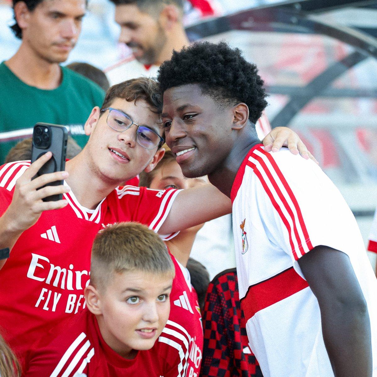 Anísio Cabral tira selfie antes do Benfica-Villarreal. Foto X/SL Benfica