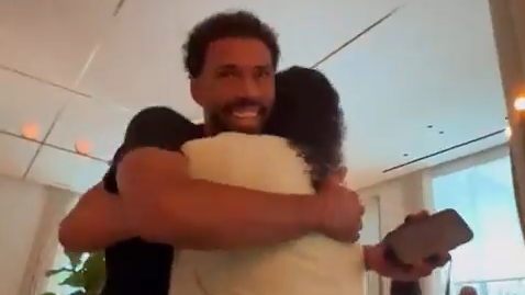 Higuita e Vozinha cruzam-se e sai um abraço fraterno