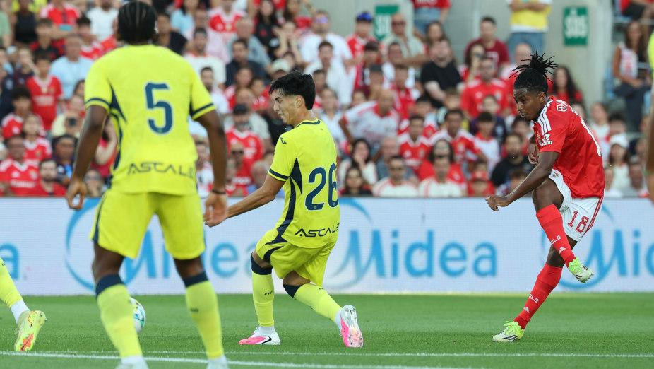 Leandro Barreiro tenta o remate no Benfica-Villarreal. Foto SL Benfica
