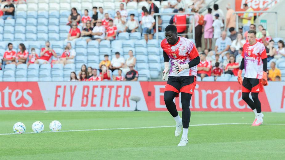 Samuel Soares no aquecimento antes do Benfica-Villarreal. Foto SL Benfica