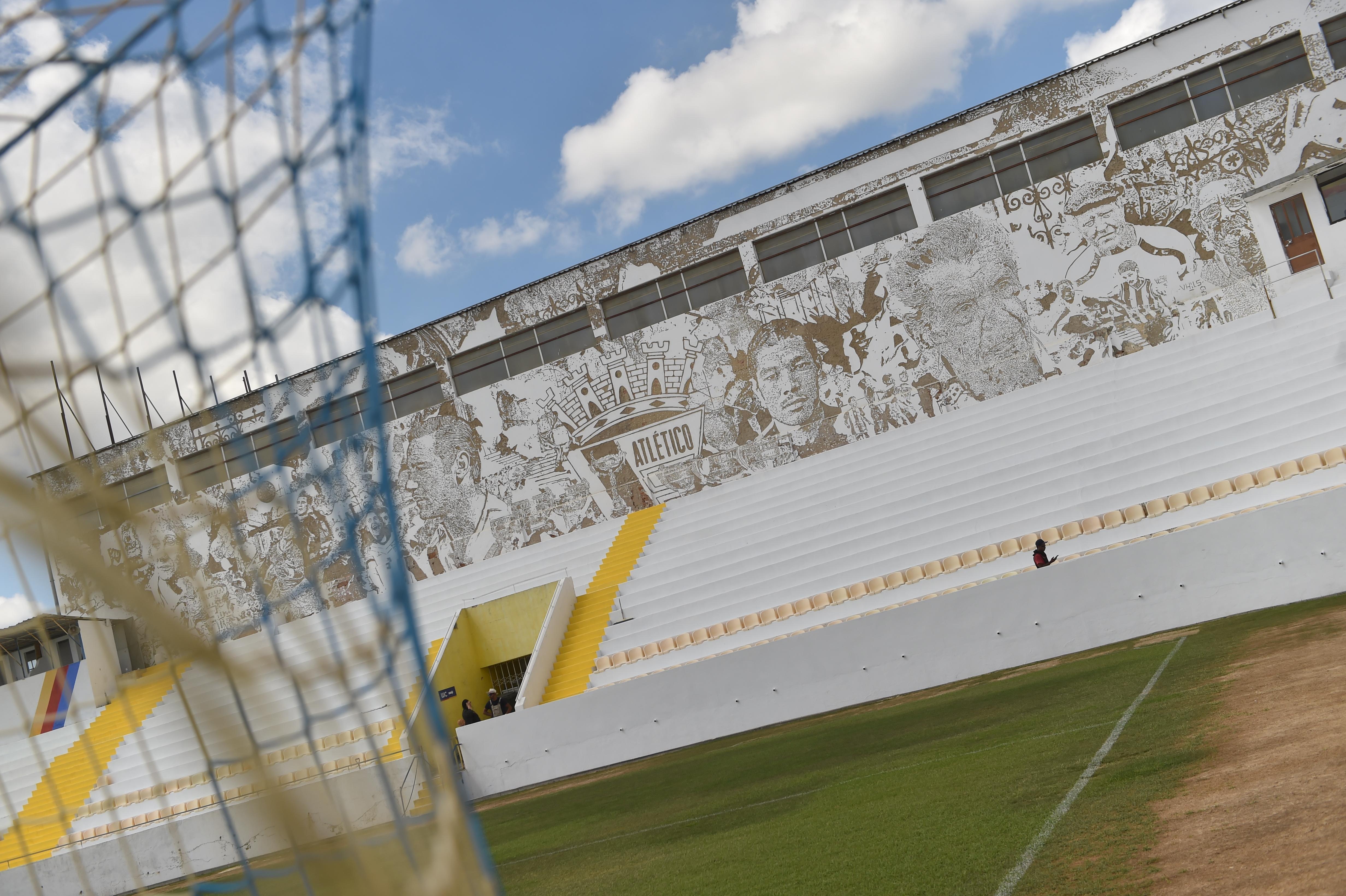 O mural de Vhils, que retrata a história e a comunidade do clube do Atlético 
Foto: Miguel Nunes