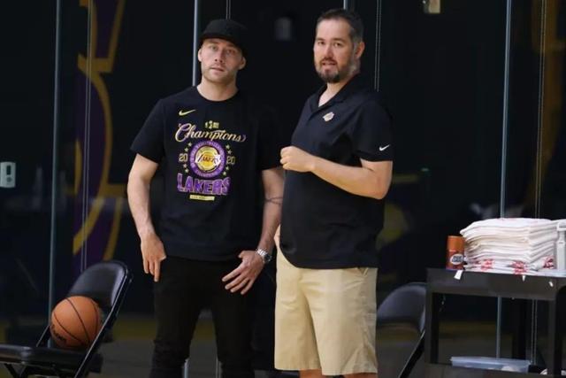 Antigos donos maioritários dos Lakers interessados na NBA Europa