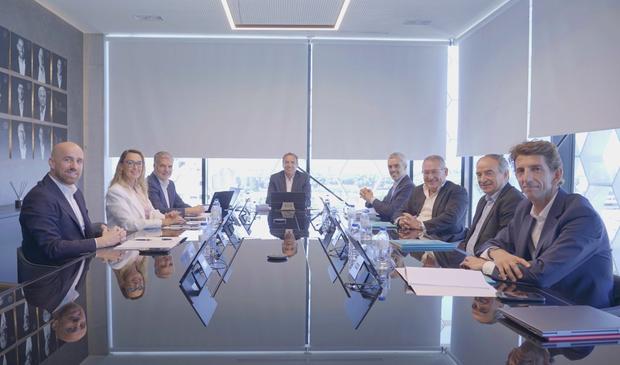 A nova Direção da Liga reuniu, nesta sexta-feira, com o presidente Reinaldo Teixeira ao centro - Foto: Liga Portugal