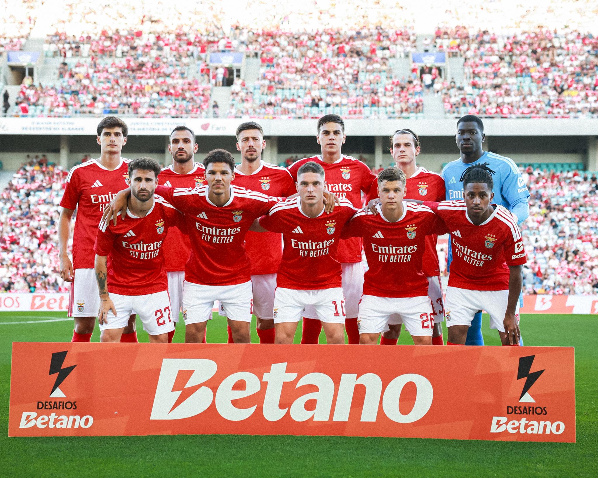 O onze do Benfica que iniciou a partida contra o Villarreal. Foto X/SL Benfica