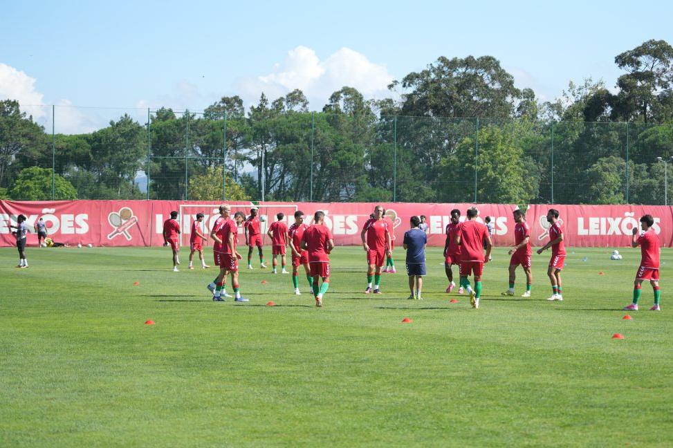 Plantel do Marítimo terminou o estágio no Continente com uma derrota diante do Leixões — Foto: Marítimo