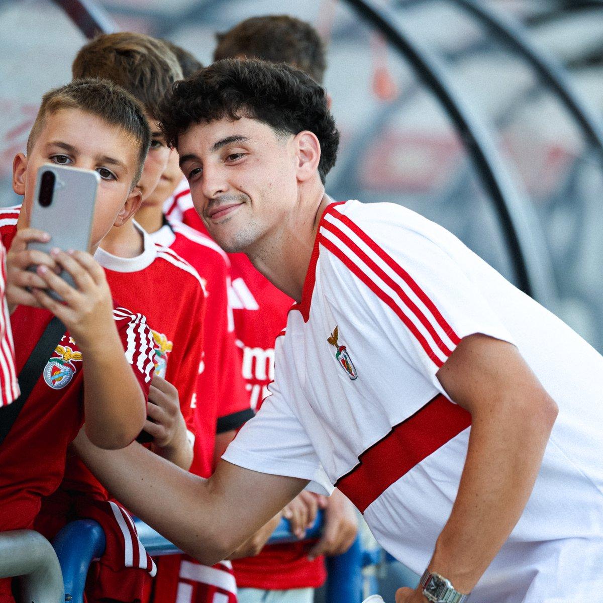 Manu Silva tira selfie antes do Benfica-Villarreal. Foto X/SL Benfica