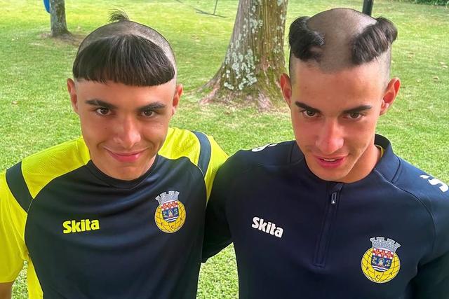 Costinha e Batata foram praxados pelo plantel principal - Foto: Arouca