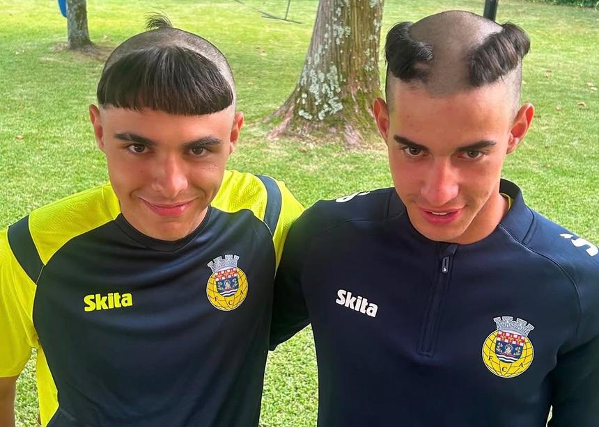 Costinha e Batata foram praxados pelo plantel principal - Foto: Arouca
