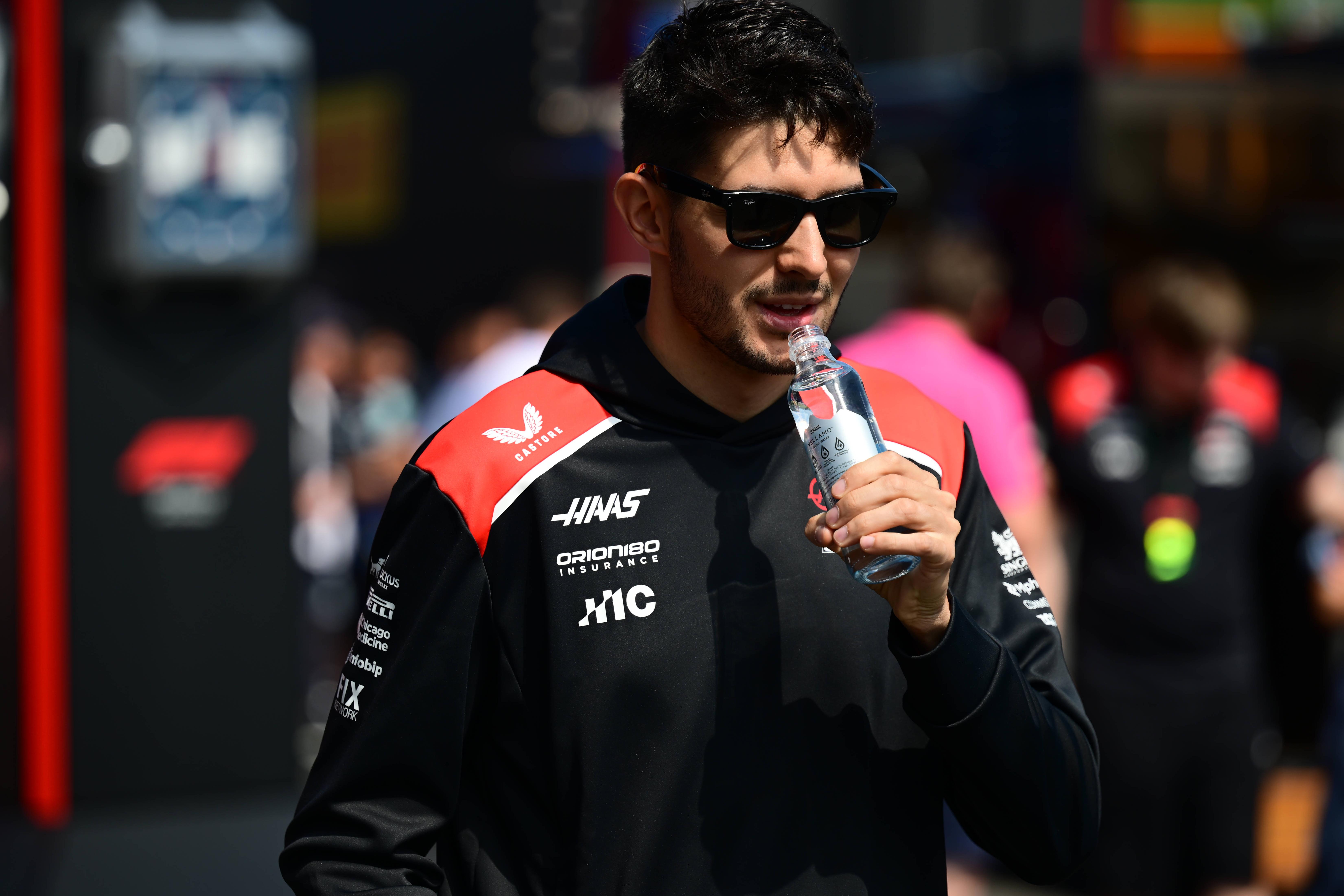 Esteban Ocon, o piloto da Haas, foi multado e tem pena suspensa de um ano. IMAGO