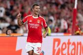 Promessa encarnada, Henrique Araújo ainda não pegou de estaca na equipa A... e o seu tempo na Luz pode estar a esgotar-se. Com três empréstimos pelo meio, soma apenas 31 jogos e 5 golos pelas águias, desde que se estreou em 2021.