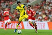 Rafa já escapou a Sergi Cardona no particular entre Benfica e Villarreal — Foto: IMAGO