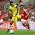 Rafa já escapou a Sergi Cardona no particular entre Benfica e Villarreal — Foto: IMAGO