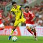 Rafa já escapou a Sergi Cardona no particular entre Benfica e Villarreal — Foto: IMAGO