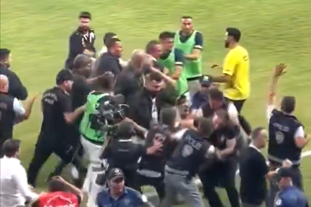 Vídeo: presidente do Fenerbahçe atingido com garrafas e derrubado por adversário