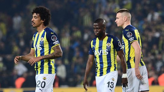 Fenerbahçe de Mourinho volta a deixar vitória escapar nos minutos finais