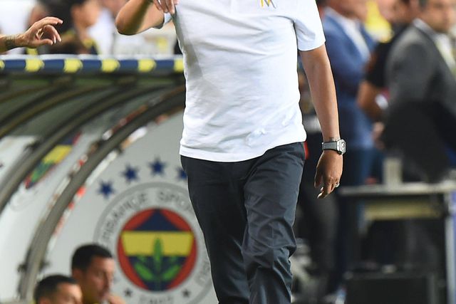 Mourinho dá recado aos jogadores: «Têm de aprender a atirarem-se para o chão»