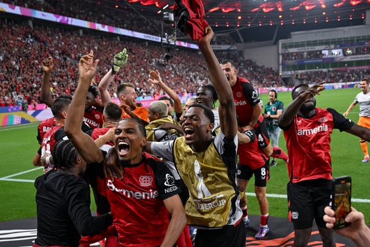 Bayer Leverkusen conquista Supertaça alemã com 10 jogadores