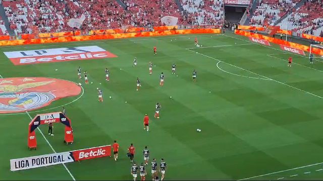 Benfica aquece e Renato Sanches agradece aplausos