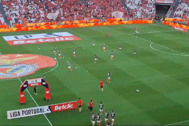 Benfica aquece e Renato Sanches agradece aplausos