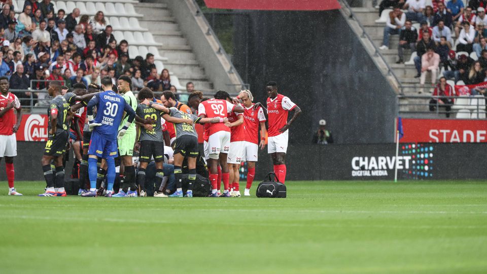 Angel Gomes cai inanimado após choque violento e Reims-Lille é interrompido