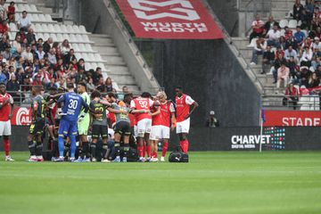 Angel Gomes cai inanimado após choque violento e Reims-Lille é interrompido