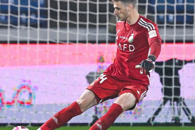 VÍDEO: antigo alvo do Benfica para a baliza 'oferece' golo a Jorge Jesus