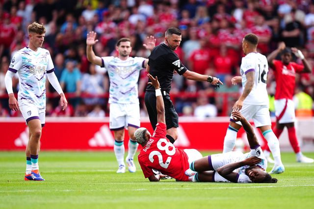 VÍDEO: Danilo sofre lesão arrepiante e sai de maca (imagens fortes)