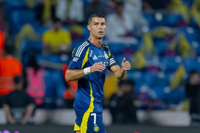 Foto: Cristiano Ronaldo cai na tentação de tocar na taça e acaba 'amaldiçoado'